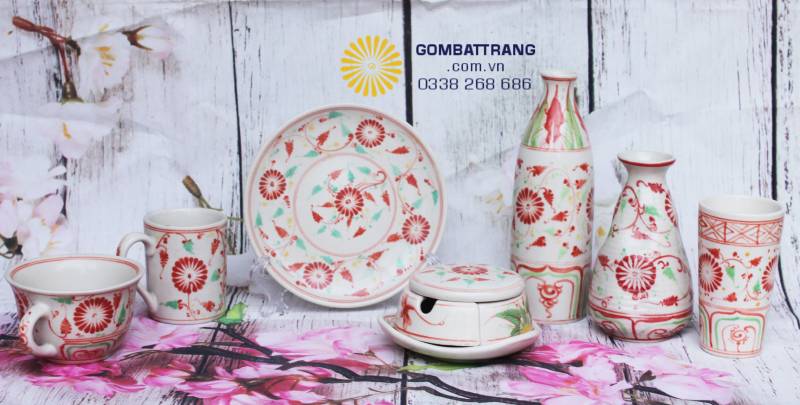 Bức ảnh ghi lại trọn vẹn sự tinh tế của bộ sản phẩm khi được sắp xếp chỉn chu trên nền gỗ, tạo cảm giác ấm cúng và đầy đủ cho một bữa cơm gia đình.