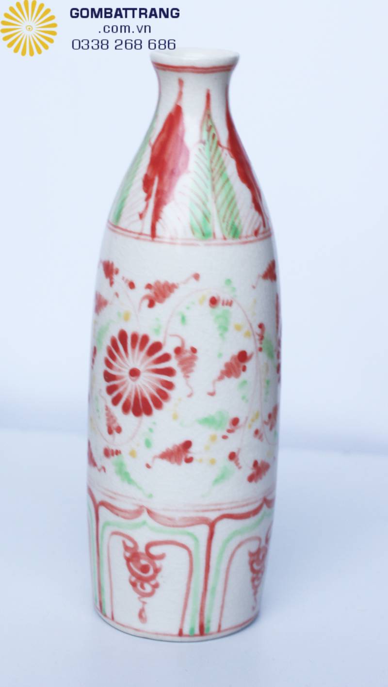 Chiếc nậm rượu sở hữu dáng vẻ thanh thoát với phần cổ thon dài, là điểm nhấn sang trọng giúp nâng tầm thẩm mỹ cho không gian tiếp khách.