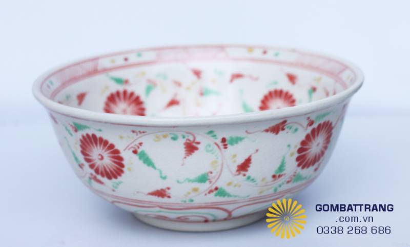 Dáng bát rộng như một bông hoa đang khoe sắc trên bàn ăn.