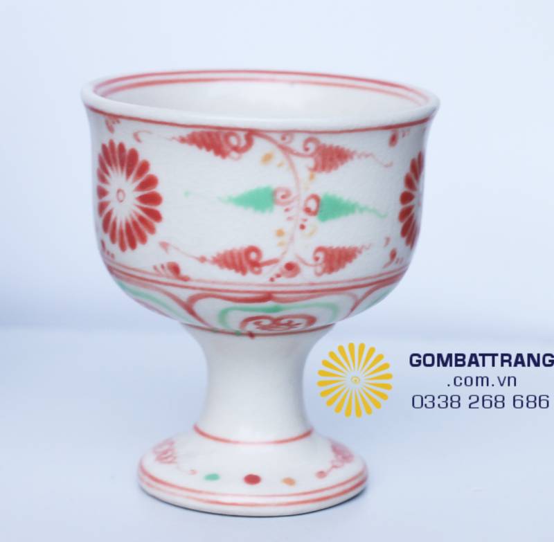 Ly rượu có chân đế cao, mang phong cách vương giả, quý tộc