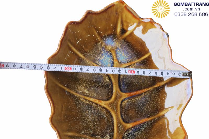 Đĩa hình lá với đường nét thủ công tinh xảo, phụ kiện không thể thiếu trong set bát đĩa khách sạn hạng sang.