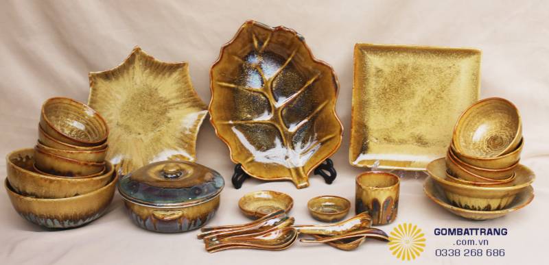 Cận cảnh lớp men hỏa biến vàng hổ phách bóng gương trên dòng bát đĩa khách sạn cao cấp Bát Tràng.