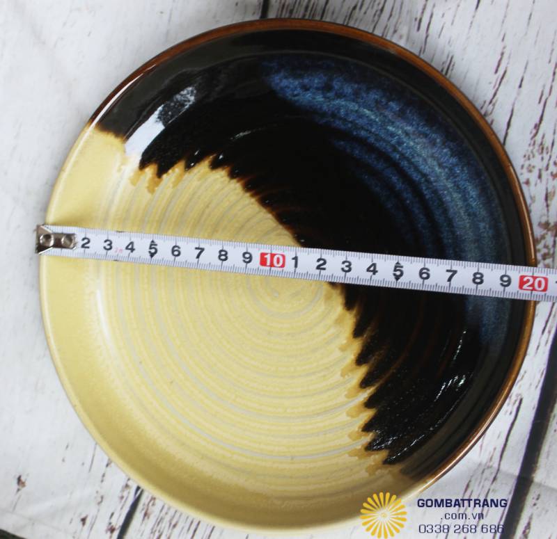 Góc chụp nghiêng cho thấy độ bóng của lớp men, phản chiếu ánh sáng cực tốt cho các bức ảnh "check-in" ẩm thực