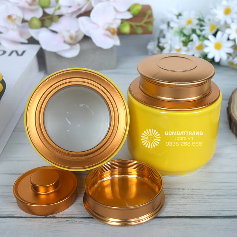 Hình ảnh con thuyền buồm lớn được khắc họa tỉ mỉ bằng mực vàng kim lấp lánh