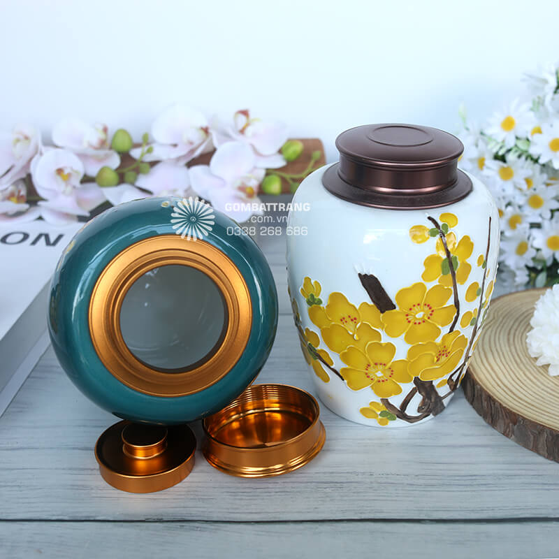 Bình đựng trà với thiết kế nghệ thuật, họa tiết hoa xuân tươi sáng