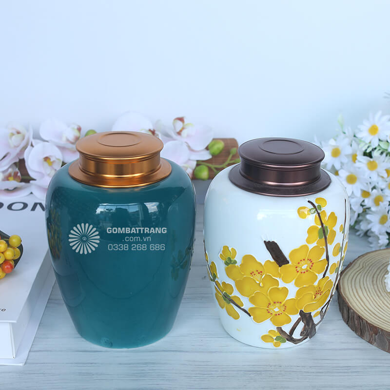 Hũ gốm đựng trà vẽ hoa mai vàng óng mang lại may mắn và thịnh vượng cho mỗi gia đình