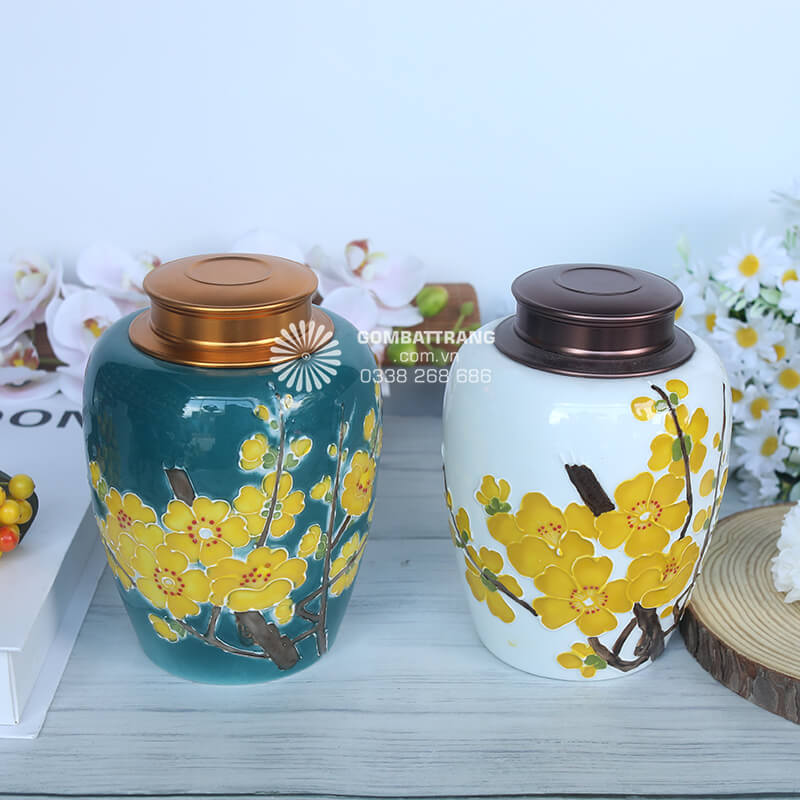 Hũ gốm đựng trà trong bộ sưu tập này được chế tác từ đất sét trắng tinh khiết