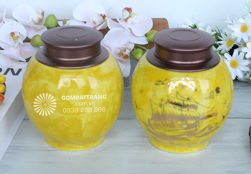 Chất liệu gốm sứ Bát Tràng là vật liệu lý tưởng để chế tác bình đựng trà khô nhờ khả năng điều hòa độ ẩm tự nhiên