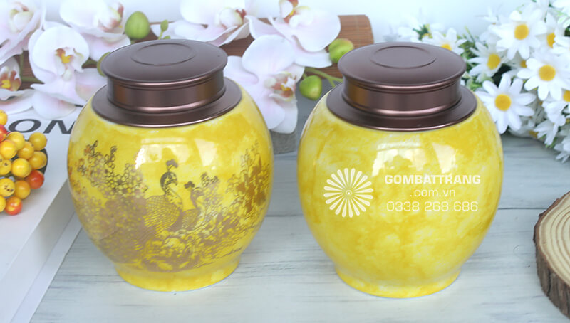 Điểm nhấn&nbsp;thu hút ánh nhìn chính là tông màu vàng&nbsp;rực rỡ bao phủ toàn bộ thân bình đựng trà khô