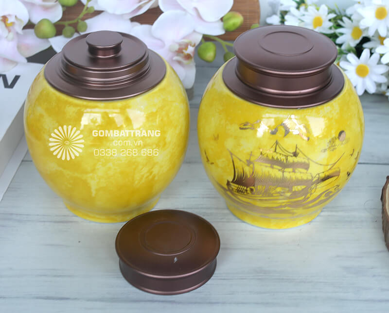 Nắp đậy với độ khít cao, vừa bảo vệ trà bên trong vừa tạo điểm tương phản đẹp mắt