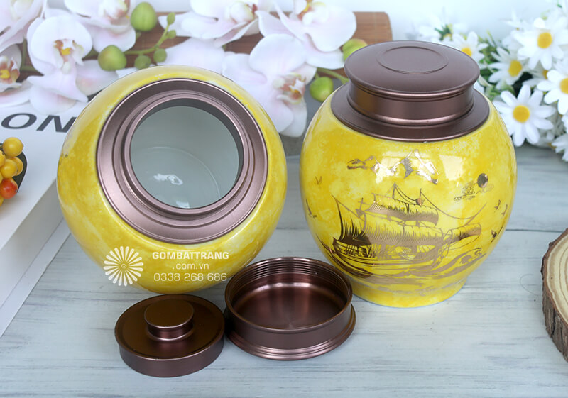 Chiếc lọ đựng chè đẹp còn&nbsp;được tô điểm bởi hình ảnh "Mã Đáo Thành Công" hùng dũng, mạnh mẽ