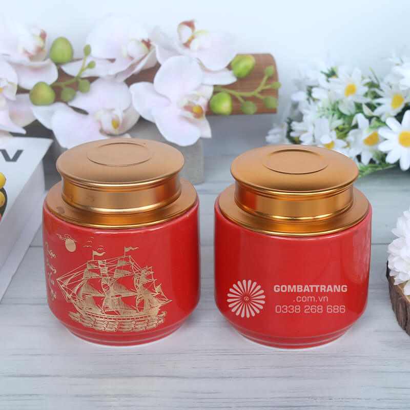 Ngay từ cái nhìn đầu tiên, bình đựng trà khô này đã gây ấn tượng mạnh mẽ với thiết kế hình trụ tròn cổ điển