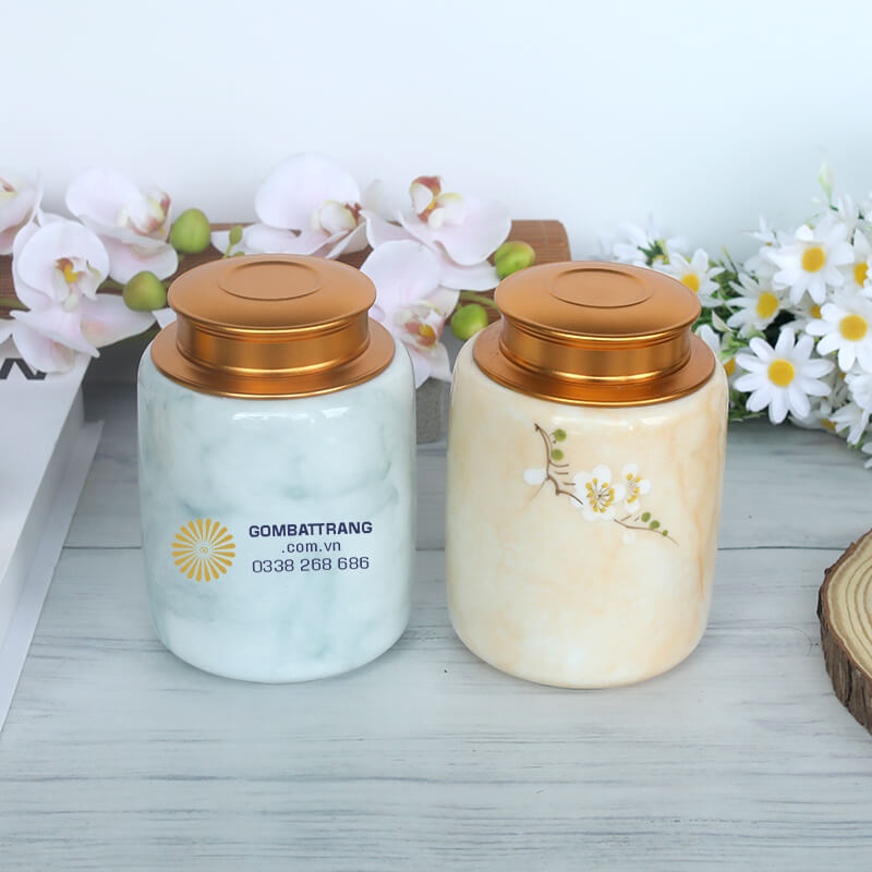 Đặt hộp đựng chè đẹp trên bàn trà, bên cạnh ấm trà và chén uống, không gian trở nên sang trọng hơn