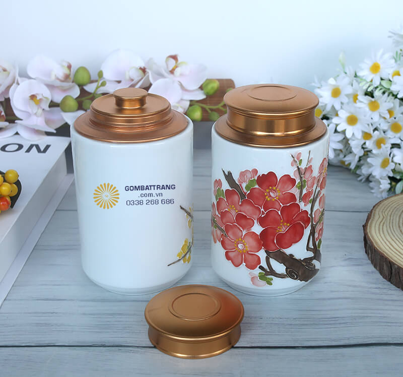 Thiết kế họa tiết hoa cúc nổi trên nắp đậy càng làm tăng thêm giá trị nghệ thuật cho sản phẩm