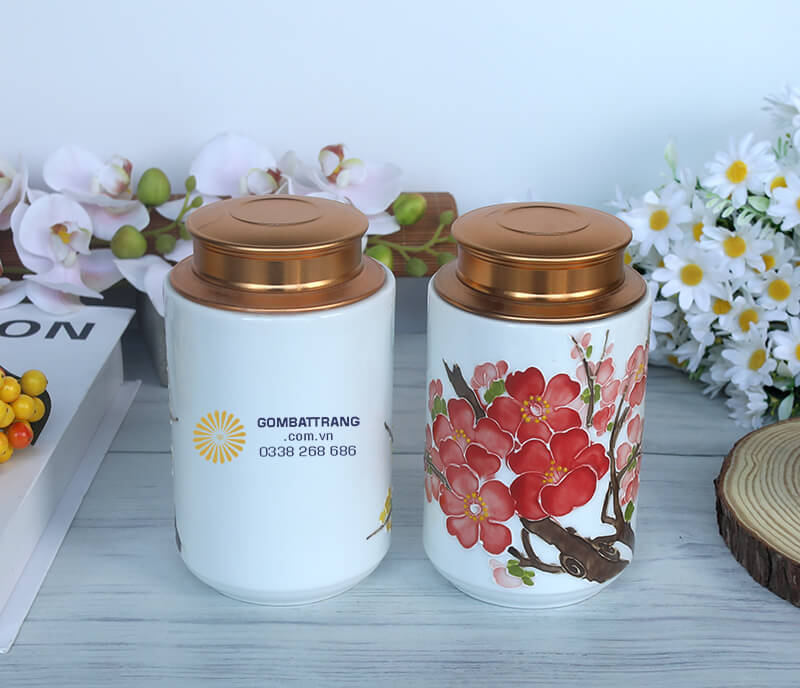 Việc sở hữu bình đựng trà họa tiết hoa đào không chỉ làm đẹp không gian sống mà còn mang lại bình an, hạnh phúc cho gia đình