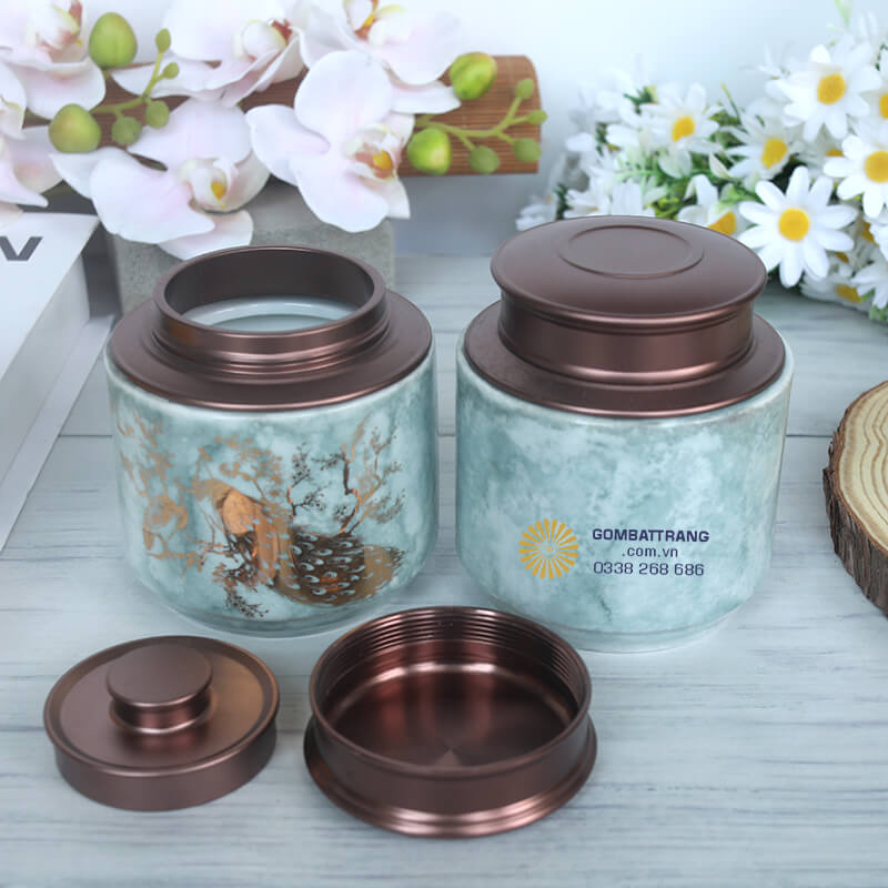.  Với họa tiết phong thủy may mắn, đặt lọ đựng chè Bát Tràng trong nhà còn mang ý nghĩa cầu mong tài lộc, bình an đến với gia đình