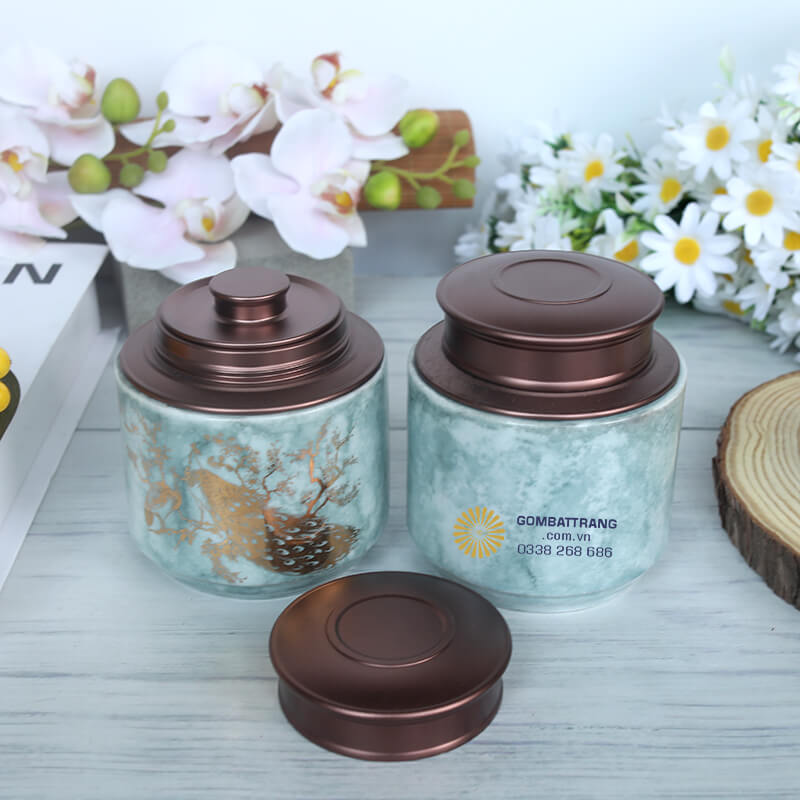 Khi đặt cạnh ấm chén, ấm trà hay các vật dụng trà đạo khác, hũ sứ tạo nên bộ sưu tập hài hòa, nâng tầm không gian thưởng trà