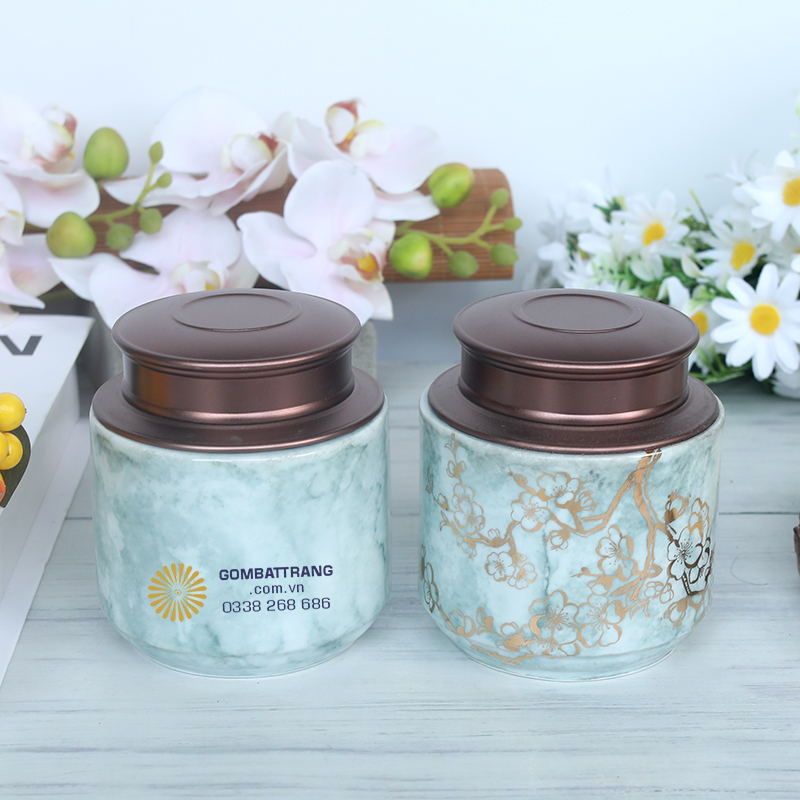 Hộp đựng chè bằng sứ còn là món đồ trang trí tinh tế cho bàn trà, tủ kệ hay không gian phòng khách