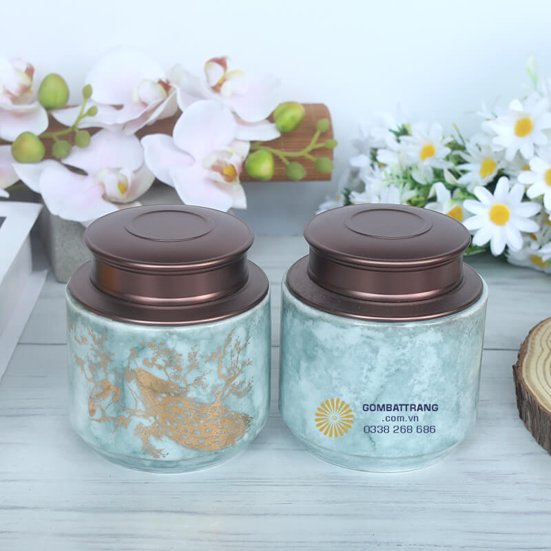 Chất liệu gốm sứ cao cấp có độ chắc chắn tuyệt vời, khả năng chống ẩm và cách nhiệt hiệu quả, đảm bảo bảo quản chè tươi lâu dài