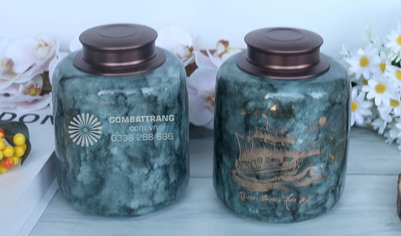Điểm nổi bật của ọ đựng chè đẹp chính là gam màu xanh ngọc lam đậm đặc trưng qua lớm men hỏa biến