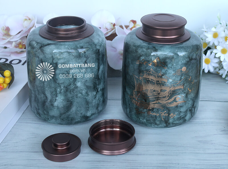 Dung tích lọ vừa phải, có thể chứa từ 300-500g chè khô tùy loại, phù hợp cho gia đình sử dụng trong thời gian dài