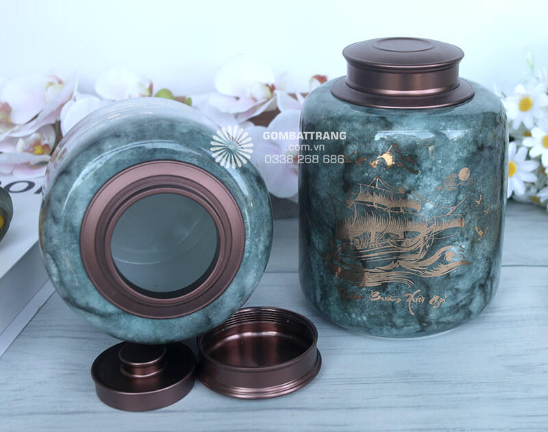 Với mức giá rất cạnh tranh, hũ đựng trà bằng sứ mạ vàng họa tiết phong thủy này là lựa chọn tuyệt vời