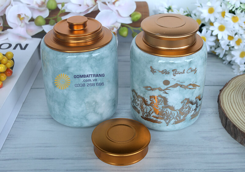 Hộp đựng chè bằng sứ ược trang trí họa tiết ngựa phi nước đại biểu tượng cho sự nghiệp hanh thông, thăng tiến vượt bậc