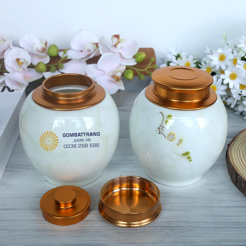 Dáng tròn đầy của lọ đựng chè Bát Tràng còn mang ý nghĩa phong thủy về tài lộc, sung túc và trọn vẹn trong cuộc sống