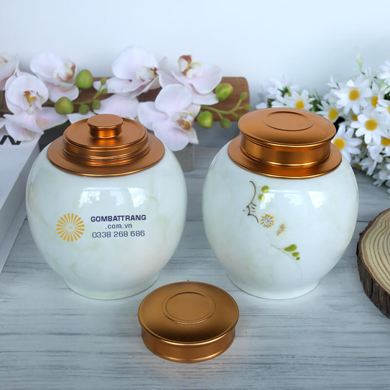 Lọ đựng trà có thiết kế thanh nhã, họa tiết mang ý nghĩa phong thủy may mắn và chất liệu gốm sứ bền đẹp