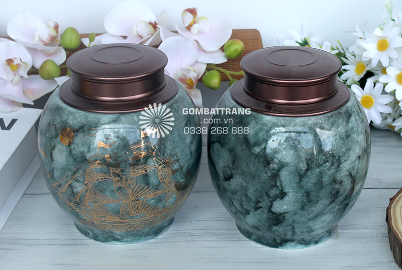 Hũ đựng trà Bát Tràng được đánh giá cao bởi chất lượng men gốm đặc trưng và kỹ thuật nung tỉ mỉ qua nhiều thế hệ nghệ nhân