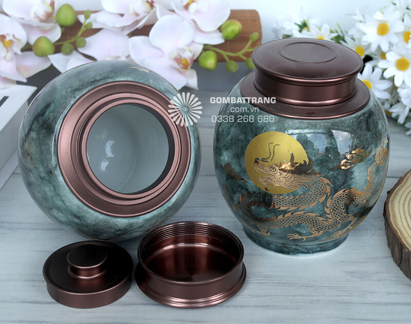 Kiểu dáng của lọ đựng chè đẹp&nbsp;tròn trịa, đầy đặn với thân lọ phình to, miệng lọ hơi thắt lại vừa phải, tạo sự cân đối hài hòa