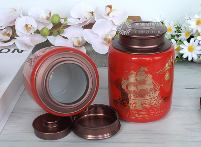 Sự kết hợp giữa nền đỏ và họa tiết vàng kim tạo nên sự cân bằng năng lượng theo phong thủy, mang lại vận may cho gia chủ