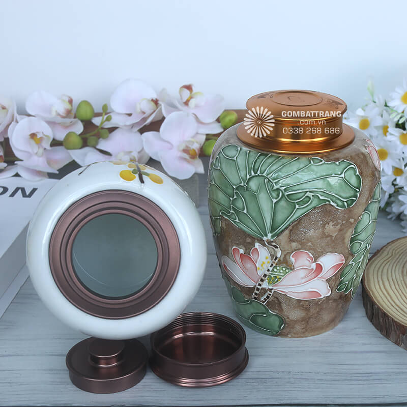 Lọ đựng chè đẹp còn mang giá trị phong thủy, giúp tăng vượng khí, thu hút tài lộc và đem lại sự an yên cho gia chủ