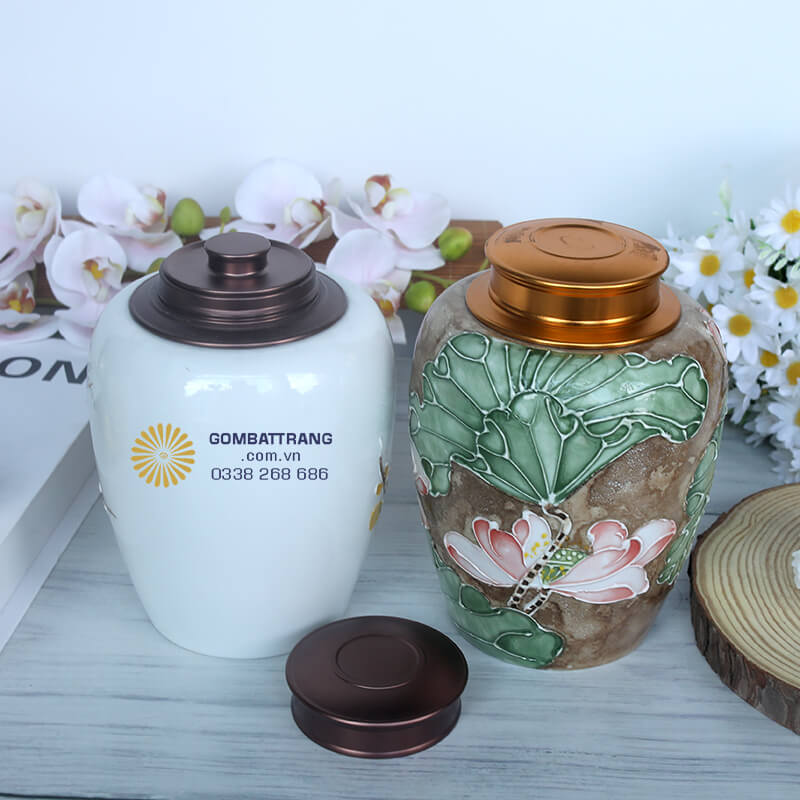 Mẫu hộp đựng chè khô màu nâu đất được điểm xuyết bằng họa tiết hoa sen hồng mềm mạ