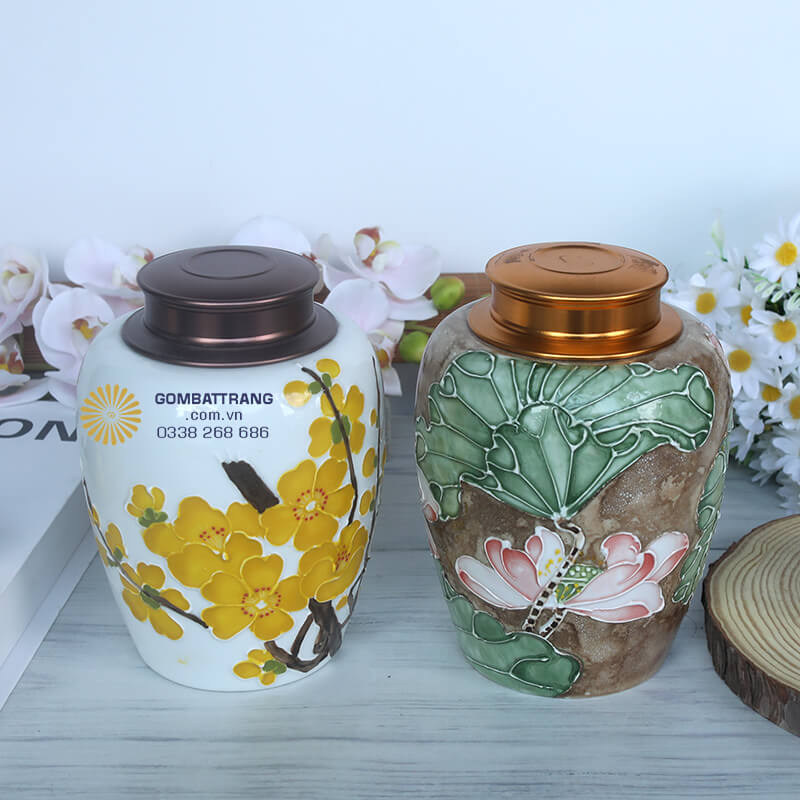 Mỗi họa tiết sen và mai trên thân hũ đều được vẽ nổi thủ công tinh xảo