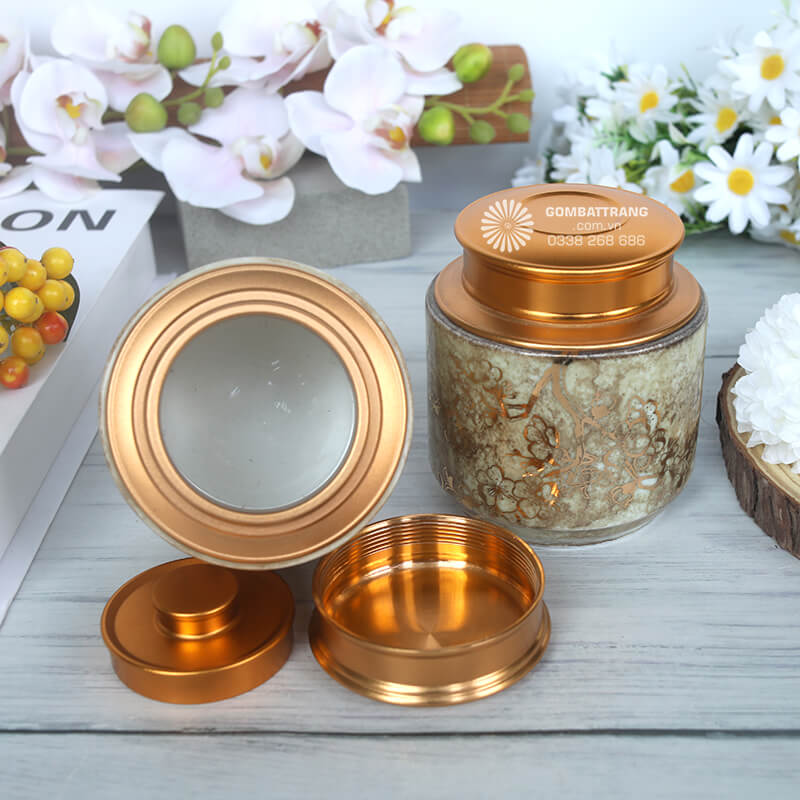 Bề mặt gốm được phủ lớp men đặc biệt có độ bóng nhẹ, tạo nên vẻ mộc mạc nhưng không kém phần tinh tế
