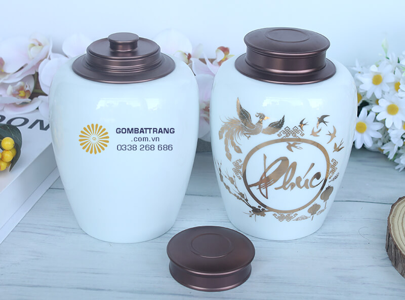 Không chỉ đơn thuần là dụng cụ bảo quản, hộp đựng trà bằng gốm còn là món đồ trang trí bàn trà tuyệt vời