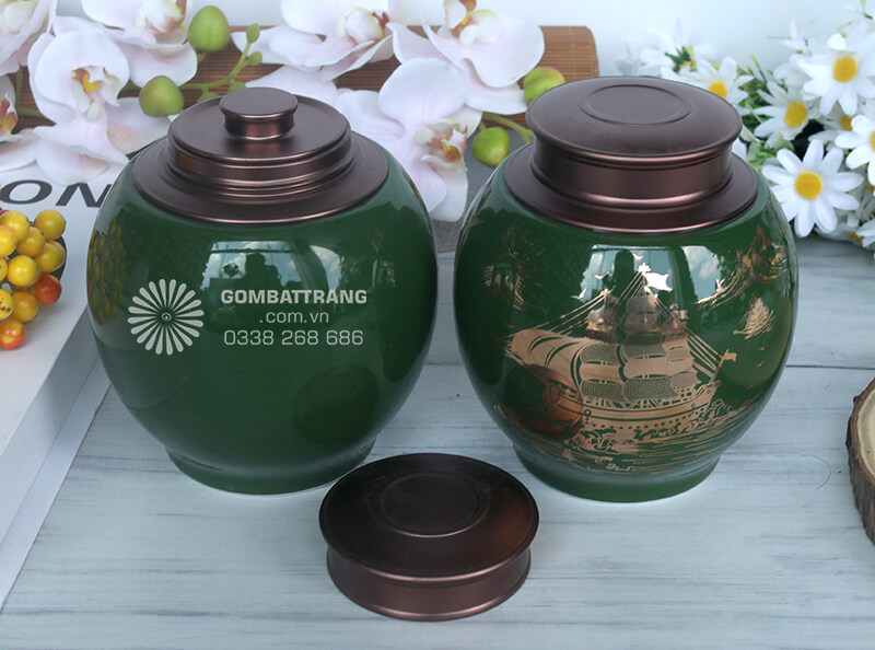Nhiều gia đình lựa chọn lọ đựng chè bát tràng để trưng bày tại vị trí tài lộc, mong muốn gia tăng vận may và thịnh vượng