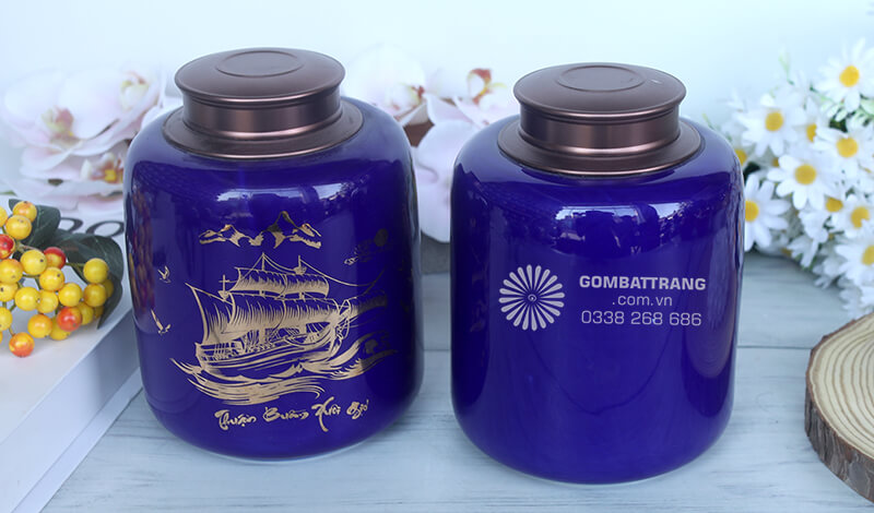 Lọ đựng trà có chất liệu gốm sứ cao cấp, nắp đậy kim loại màu đồng chắc chắn, cùng những họa tiết mạ vàng 24K tinh xảo