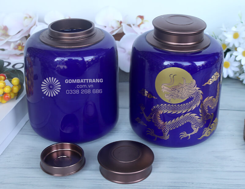 Lọ chè được chế tác tỉ mỉ với chất liệu gốm sứ cao cấp và họa tiết mạ vàng sang trọng