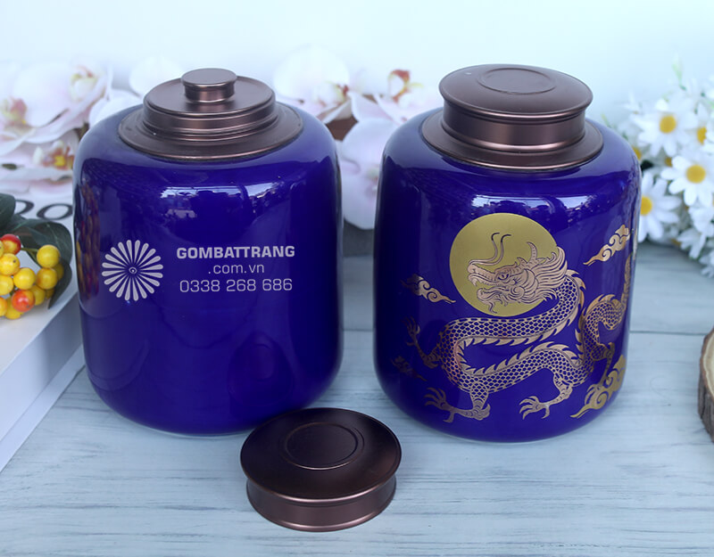 Ngoài chức năng bảo quản, hũ đựng trà bằng sứ còn là món đồ trang trí bàn trà vô cùng ấn tượng