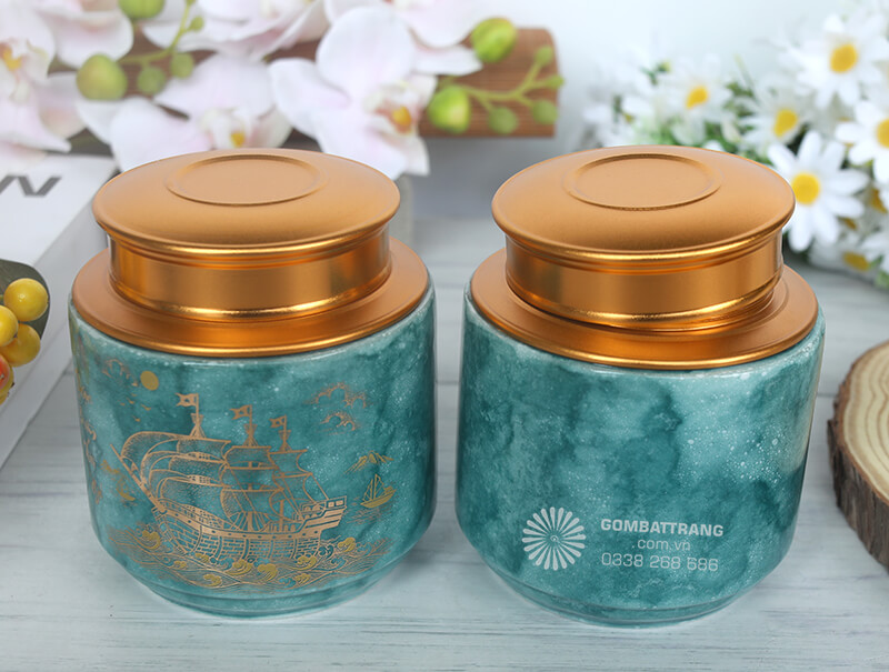 Đường kính miệng lọ vừa phải, giúp lấy trà thuận tiện mà vẫn hạn chế không khí tiếp xúc quá nhiều với lá trà bên trong