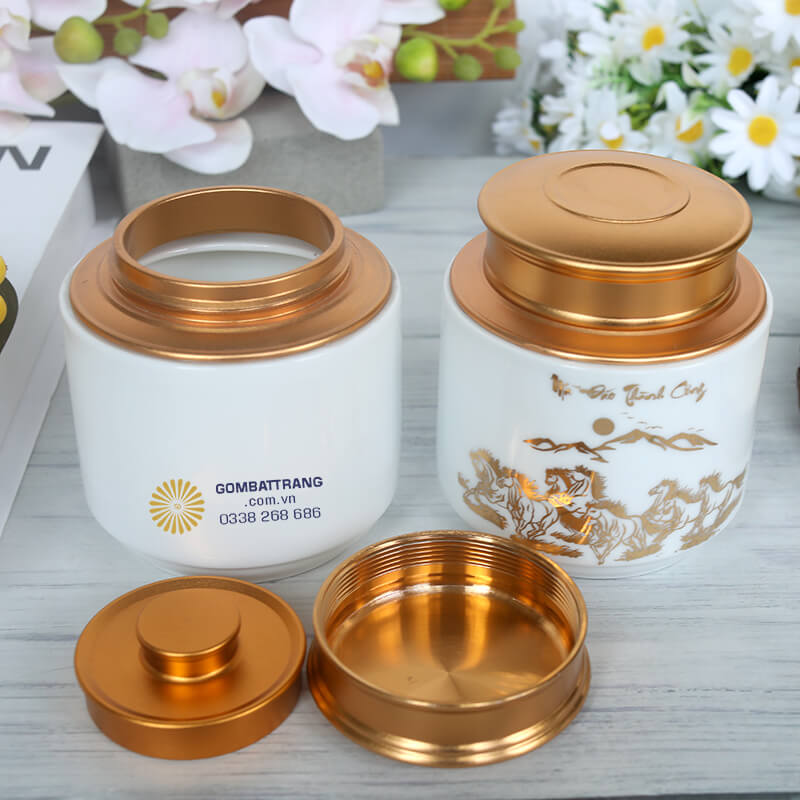 Lớp men trắng ngọc phủ đều trên thân lọ không chỉ mang lại vẻ đẹp sang trọng mà còn đảm bảo an toàn thực phẩm tuyệt đối