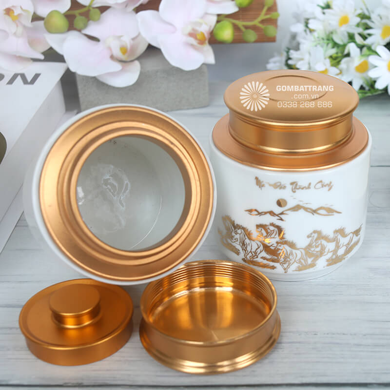 Sự kết hợp hài hòa giữa màu trắng thanh nhã và họa tiết vàng sang trọng tạo nên điểm nhấn cuốn hút mọi ánh nhìn