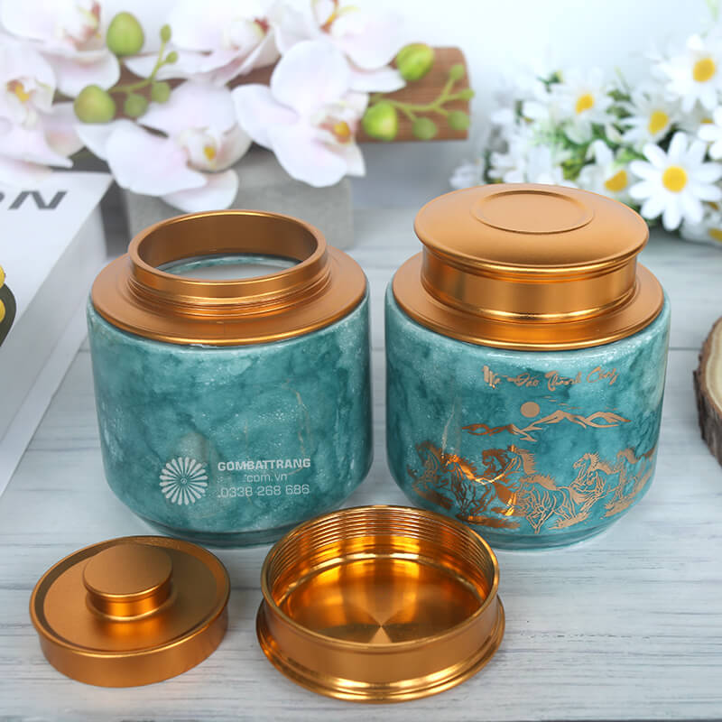 Thành lọ đựng chè được kéo mỏng đều, vừa đảm bảo độ bền chắc vừa tạo cảm giác nhẹ nhàng khi cầm nắm