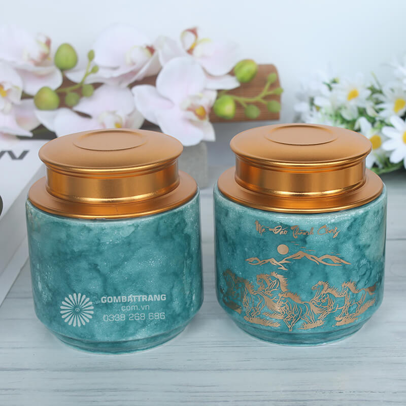 Lọ đựng chè bát tràng với sắc xanh tinh tế dễ dàng hòa hợp với nhiều phong cách trang trí nội thất, từ cổ điển đến tối giản hiện đại