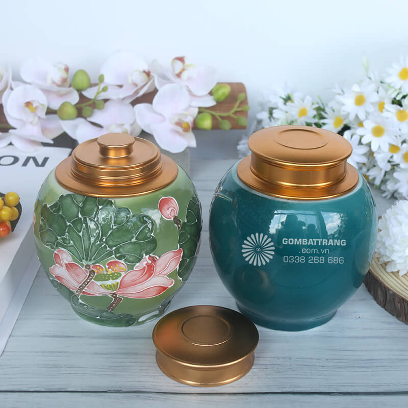 Hộp đựng trà đẹp họa tiết hoa sen và hoa đào không chỉ là vật dụng hữu ích trong việc bảo quản trà mà còn là tác phẩm nghệ thuật tinh xảo