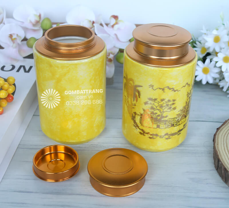 Chất liệu gốm sứ dày dặn giúp cách nhiệt tốt, bảo vệ trà khỏi tác động của ánh sáng mặt trời và độ ẩm không khí