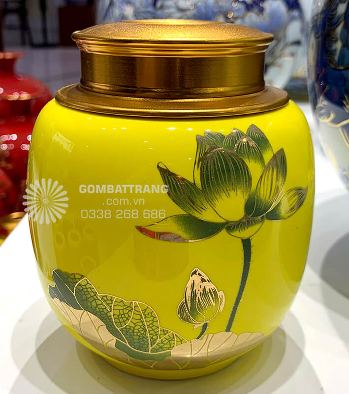 Nắp lọ được làm từ nhựa cao cấp màu vàng kim sang trọng, thiết kế vừa khít với thân lọ, đảm bảo khả năng kín khí tối ưu