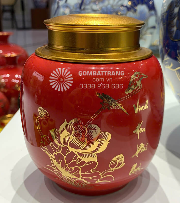 Men gốm bóng láng, mịn màng không chỉ tăng tính thẩm mỹ mà còn dễ dàng vệ sinh, bảo quản lâu dài mà không bị bạc màu hay nứt vỡ